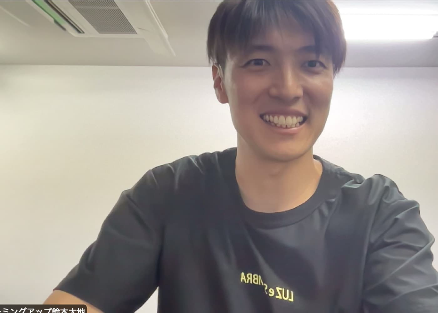 オンラインセッションで、受講者の話を聞きながら応じるノーミングアップ代表・鈴木大地